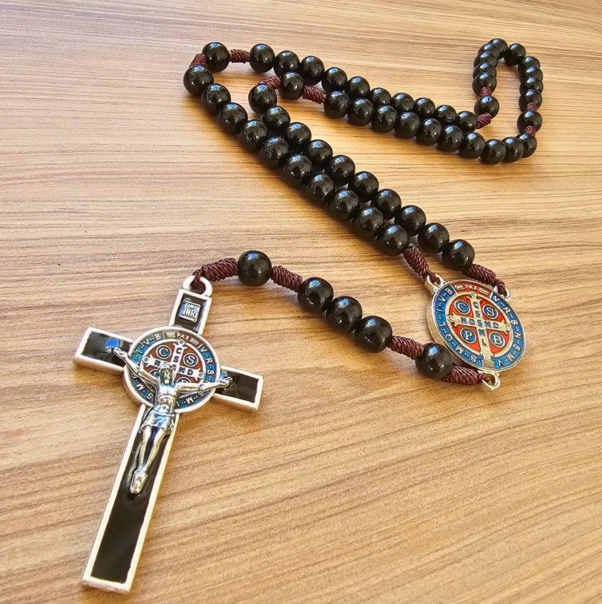 Conheça o Terço de São Bento, o significado da medalha, sua base bíblica e como rezar corretamente segundo a fé católica.