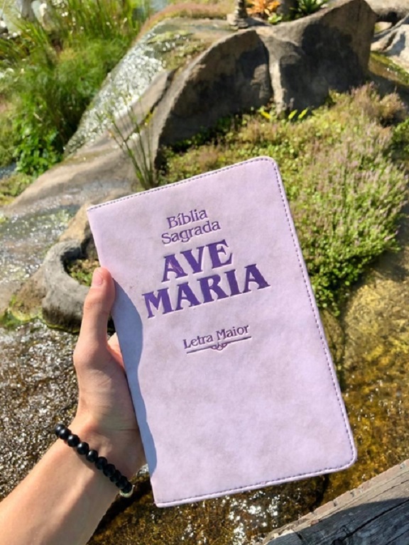 Descubra o que é a Bíblia Ave Maria, diferenças para outras edições, versões, preço médio e por que é ideal para jovens e iniciantes.