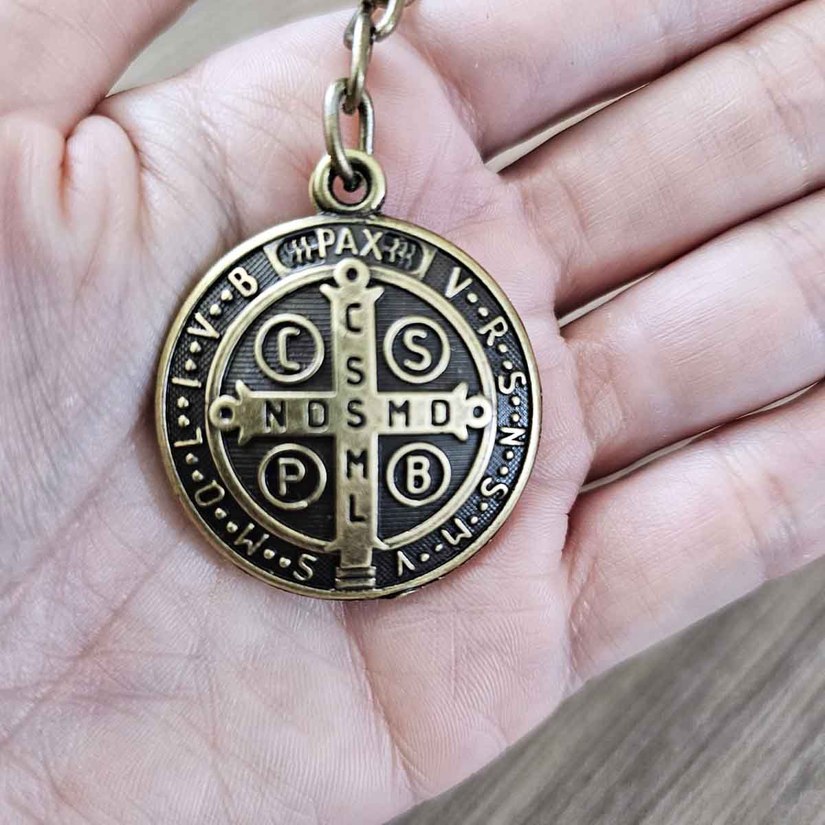 A Poderosa medalha de São Bento, saiba seu significado, como rezar sua oração contra o Diabo e como usar da maneira certa