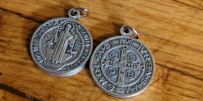 Descubra o verdadeiro significado da Medalha de São Bento, como usá-la, sua oração de proteção e o que a Igreja ensina sobre sua devoção.