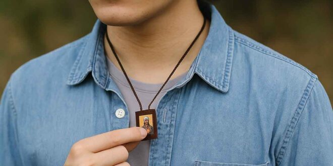 Descubra o verdadeiro significado do escapulário, sua origem, tipos e oração. Entenda como usá-lo na vida cristã segundo a Igreja Católica.