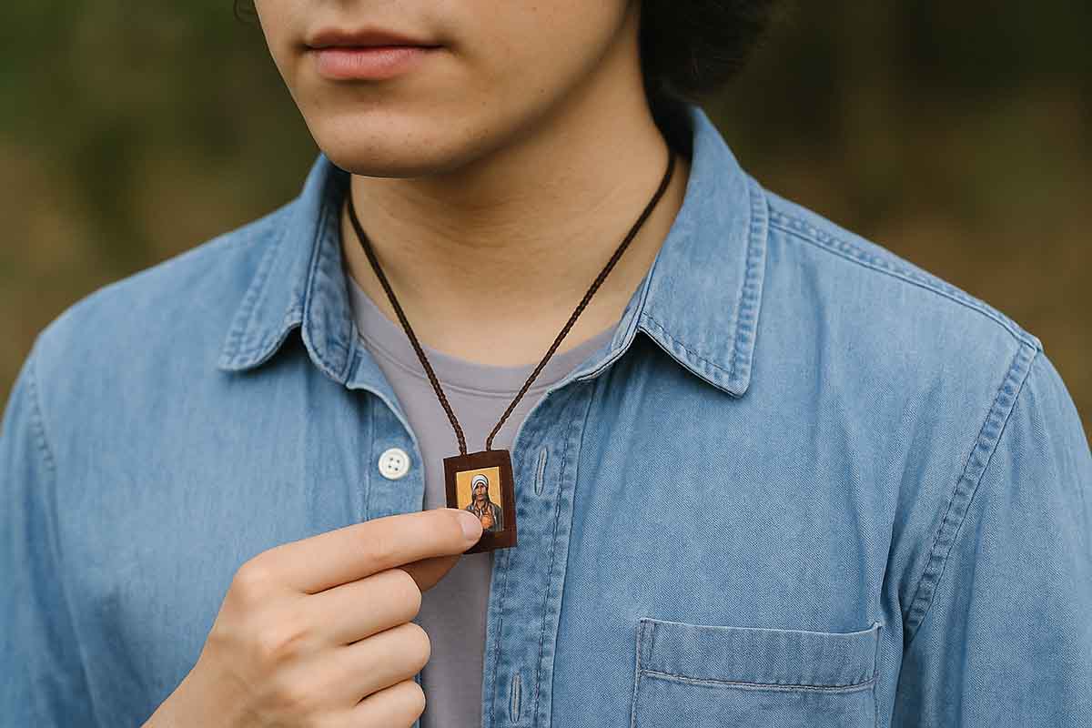 Descubra o verdadeiro significado do escapulário, sua origem, tipos e oração. Entenda como usá-lo na vida cristã segundo a Igreja Católica.