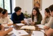 Jovens católicos refletindo mensagens do Papa Francisco