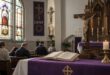 Igreja católica em tempo de Quaresma com tecido roxo e crucifixo