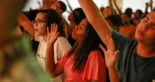 Conheça a poderosa jornada para cura de Deus, saiba como permiti-la e obtê-la sendo um dos jovens católicos da igreja viva