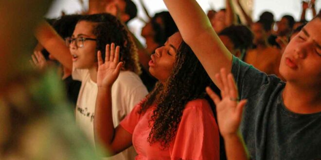 Conheça a poderosa jornada para cura de Deus, saiba como permiti-la e obtê-la sendo um dos jovens católicos da igreja viva