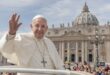 Papa Francisco abençoando fiéis na Praça de São Pedro