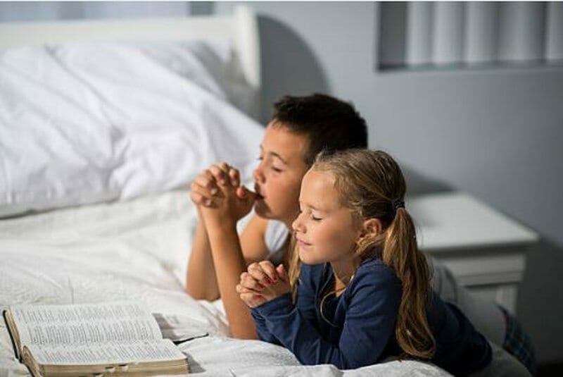 Orar com as crianças é importante para se dormir bem