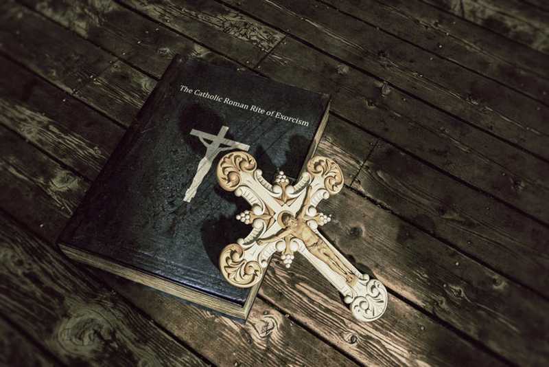 Bíblia, Cruz e medalha de São Bento são usados para fazer o exorcismo católico