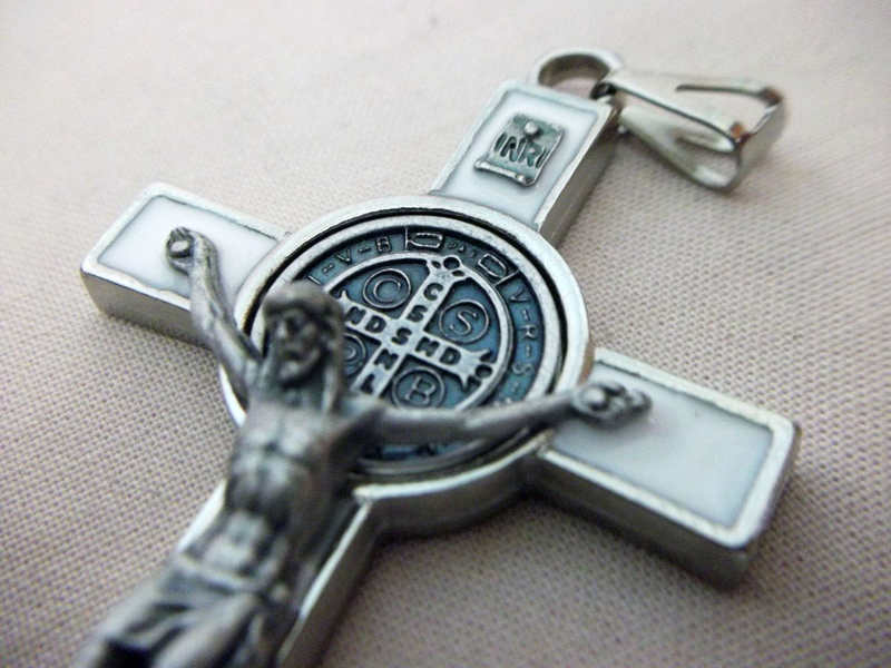 Cruz de São Bento ❤️ Como usar a Cruz Sagrada contra o mal?