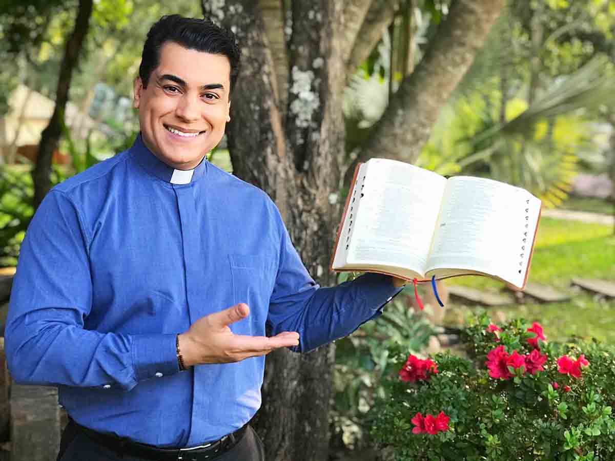 Saiba quem é o Padre Chrystian Shankar e como são suas homilias para os jovens católicos