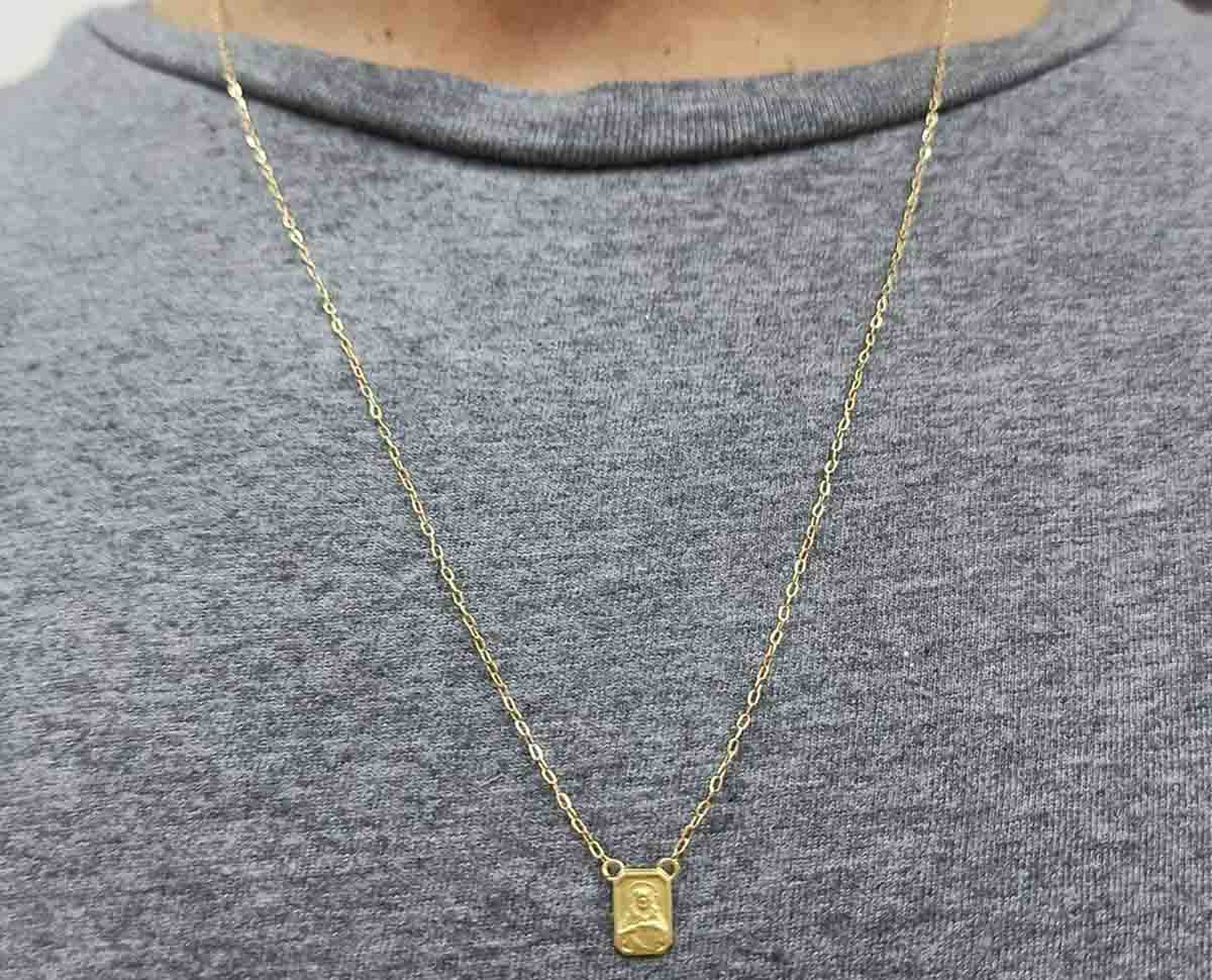 Entenda o verdadeiro significado do escapulário de ouro, como usá-lo corretamente e o que a Igreja ensina sobre sua proteção e devoção. Significado e importância de usar um escapulário de ouro para os jovens católicos, precisa benzer, tem que ser ganhado