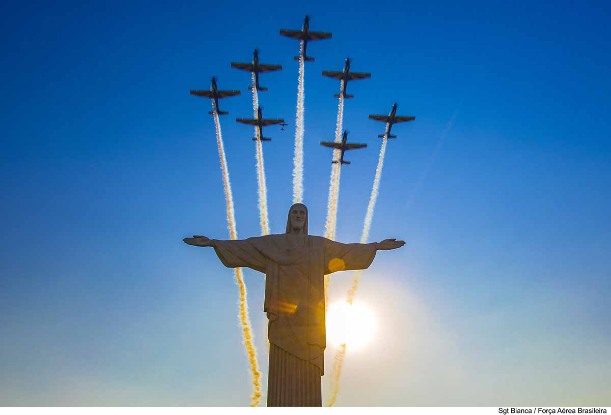 Linda foto do Cristo Redentor no Rio de Janeiro e a Força Aérea Brasileira