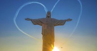 Foto do Cristo Redentor no Rio de Janeiro com a Força Aérea Brasileira