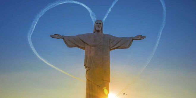 Foto do Cristo Redentor no Rio de Janeiro com a Força Aérea Brasileira