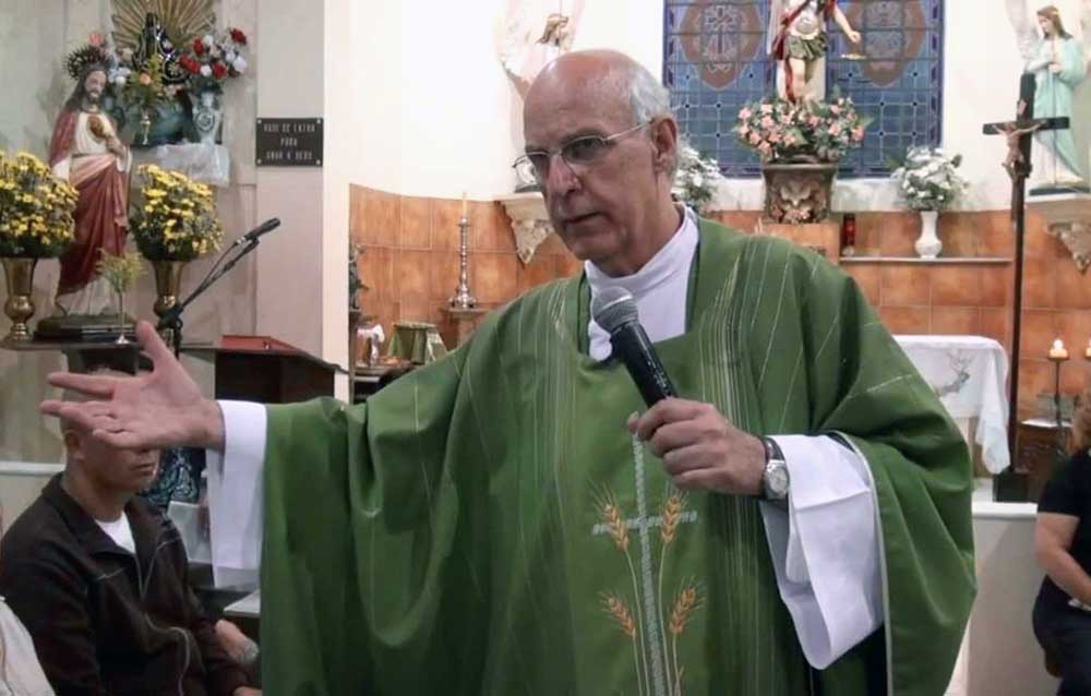 Missa celebrada pelo Padre Júlio Lancellotti