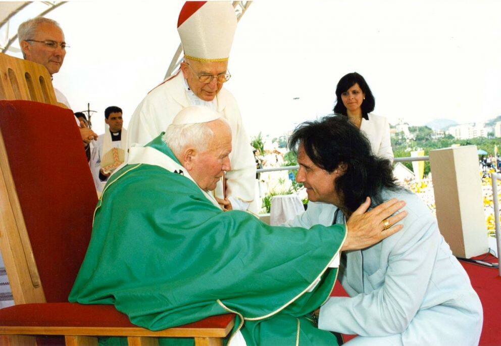Roberto Carlos é católico e canta para o Papa João Paulo II