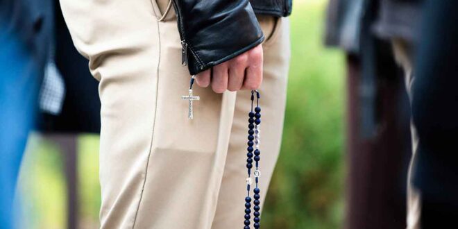 Por que o jovem católico deve rezar o terço da misericórdia
