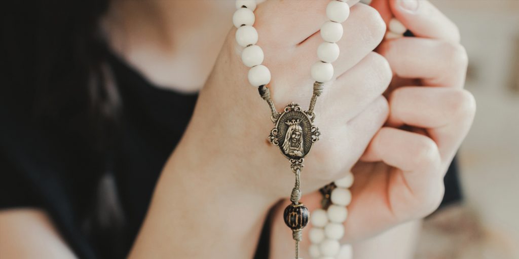 12 benefícios de rezar o terço católico todos os dias