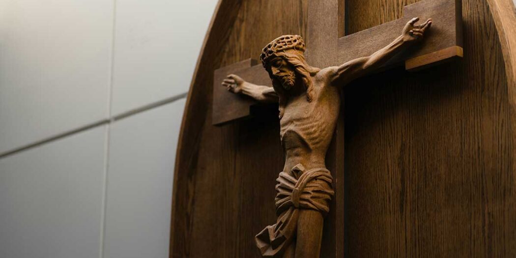 Crucifixo católico, saiba o real significado para os fiéis da igreja