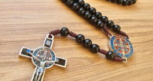 Conheça o Terço de São Bento, o significado da medalha, sua base bíblica e como rezar corretamente segundo a fé católica.