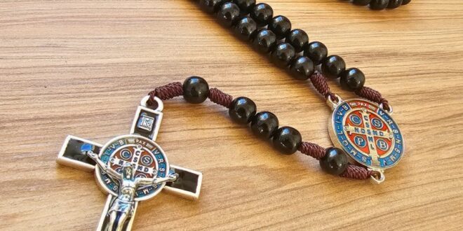 Conheça o Terço de São Bento, o significado da medalha, sua base bíblica e como rezar corretamente segundo a fé católica.