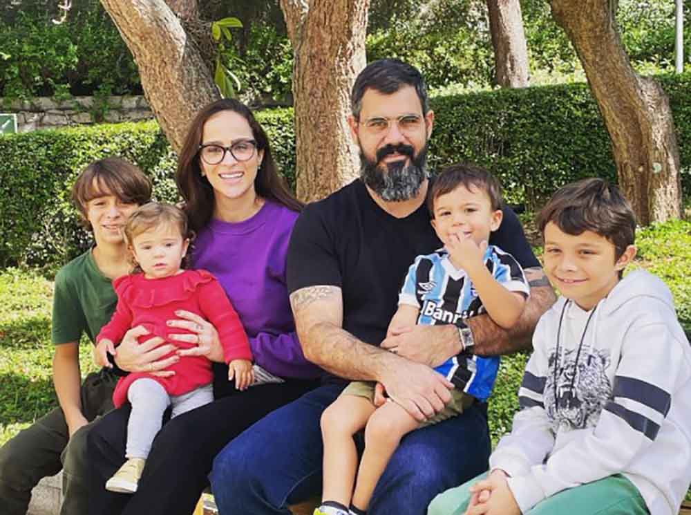 Ator global Juliano Cazarré e sua família católica Juliano Cazarré é católico apostólico romano e faz questão de demonstrar sua fé