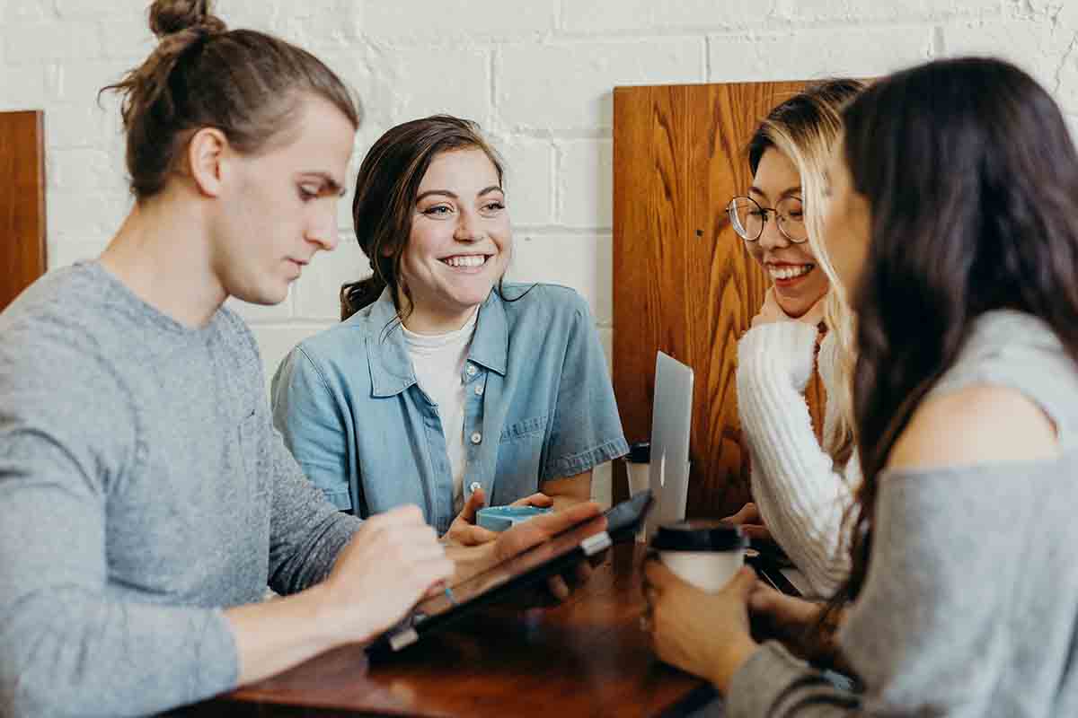 Trabalhos e missão de um grupo de jovens católicos dentro e fora da paróquia