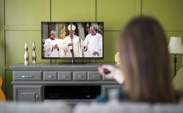 Ver a Missa Pela Televisão Tem o Mesmo Peso de Participar Presencialmente