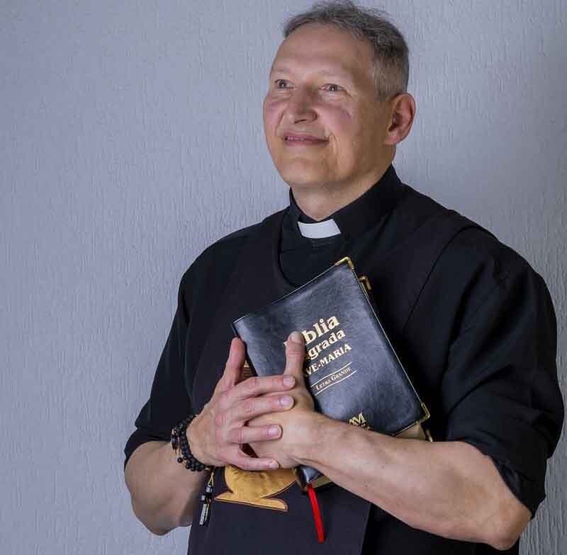 Como Padre Marcelo venceu a depressão, uma lição para os jovens católicos Descubra como Padre Marcelo Rossi venceu a depressão com fé, disciplina e coragem. Um testemunho inspirador para jovens católicos.