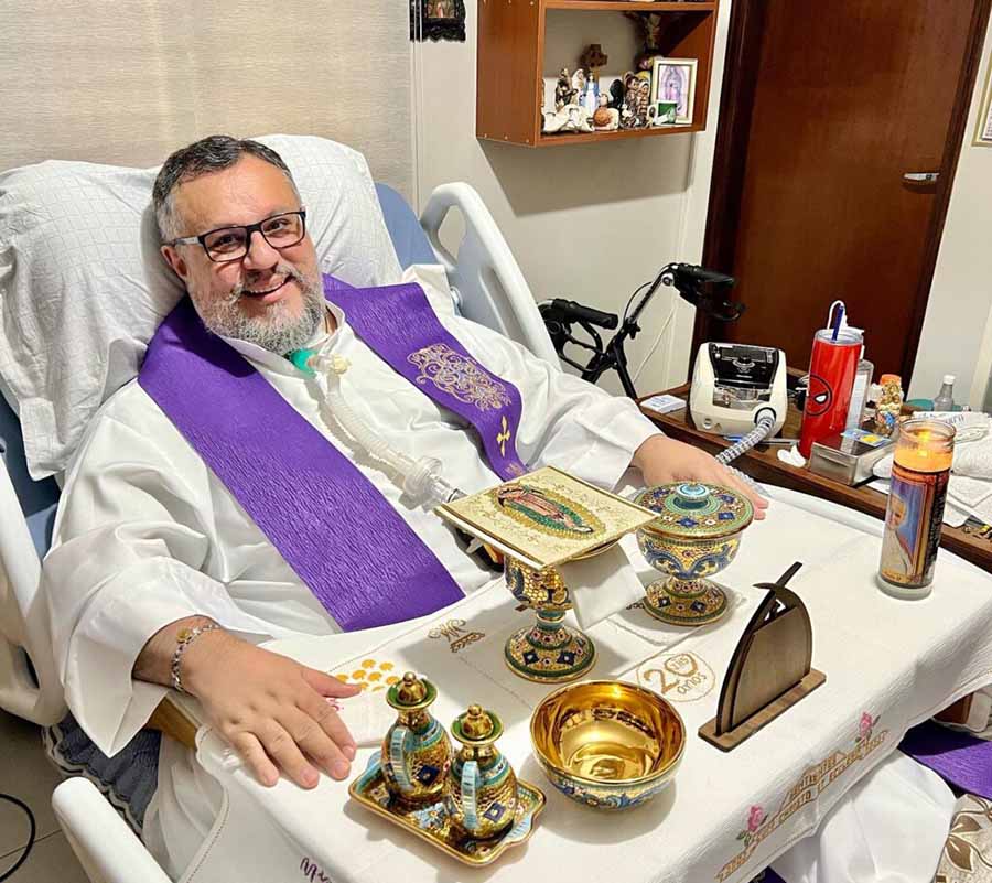 Padre Márlon Múcio celebra missa dentro do hospital apesar de sua doença