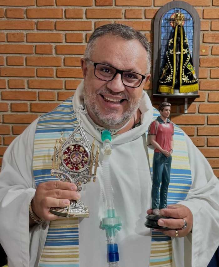 Padre Márlon Múcio com a estátua de São Carlo Acutis e Nossa Senhora Aparecida