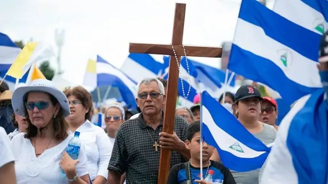 Manifestação na Nicarágua contra a perseguição a Igreja Católica