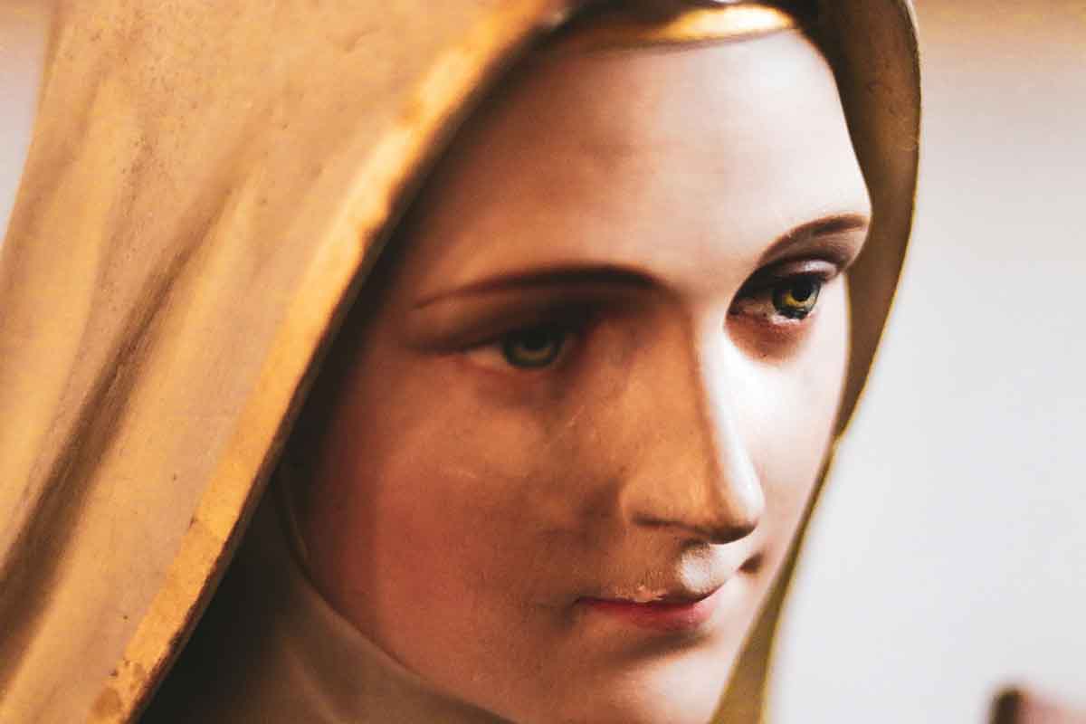 Descubra o significado espiritual de Totus Tuus Mariae, lema mariano de São João Paulo II, e como viver essa entrega total a Nossa Senhora. Totus Tuus Mariae, saiba o significado para os jovens católicos
