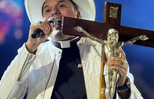 Conheça a história completa do Padre Alessandro Campos: o padre sertanejo que canta, evangeliza e arrasta multidões.
