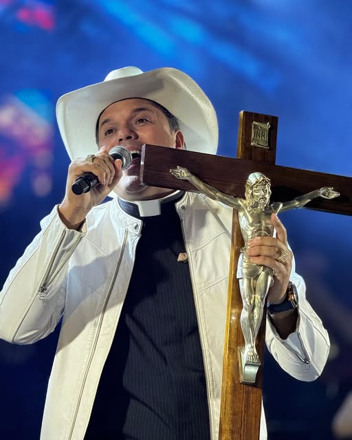 Conheça a história completa do Padre Alessandro Campos: o padre sertanejo que canta, evangeliza e arrasta multidões. Conheça a história completa do Padre Alessandro Campos: o padre sertanejo que canta, evangeliza e arrasta multidões.