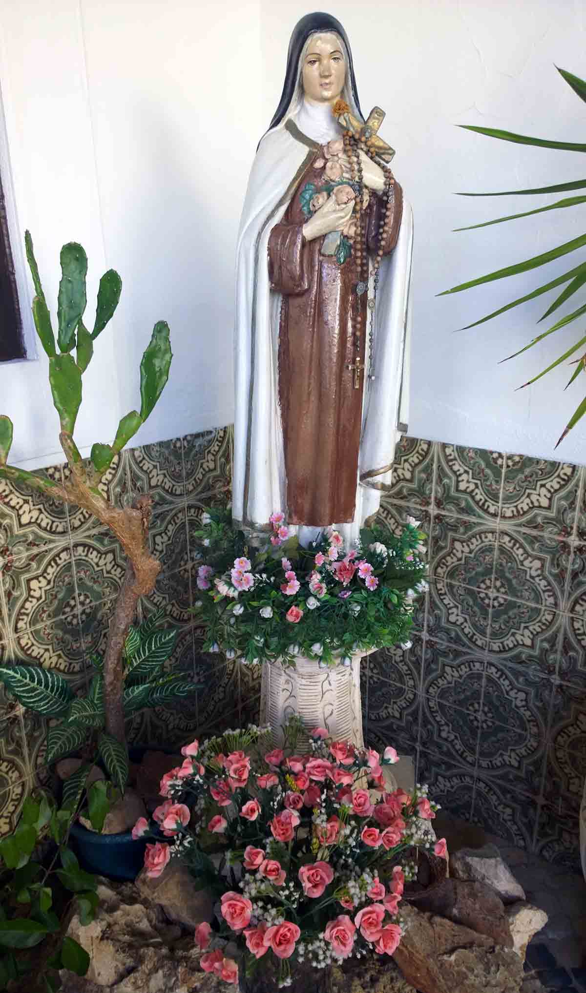 Estátua de Santa Teresinha do Menino Jesus