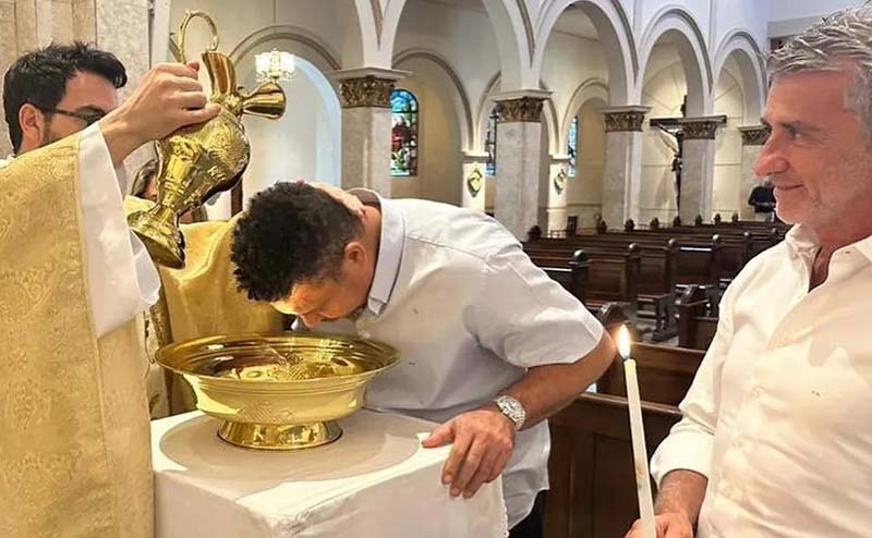 Momento do batismo do ex jogador Ronaldo fenômeno na igreja católica apostólica romana