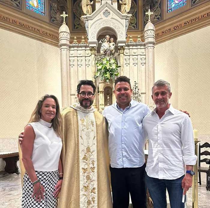 Ex jogador Ronaldo Fenômeno com a família após seu batismo na igreja católica