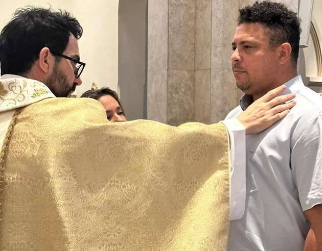 Ronaldo Fenômeno É Batizado na Igreja Católica pelo Padre Fábio de Melo, Qual a Importância e Significado Disso para os Jovens Católicos Adultos