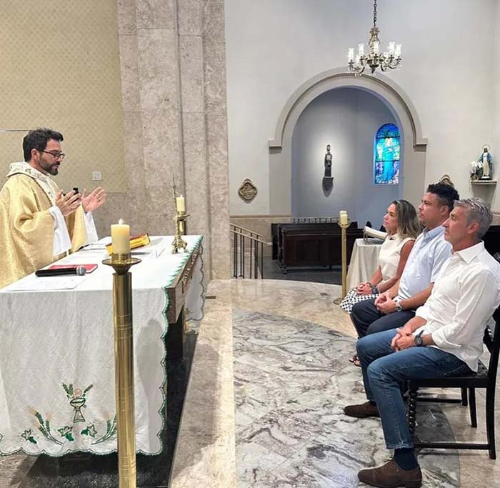 Ex jogar Ronaldo Fenômeno É Batizado na Igreja Católica 