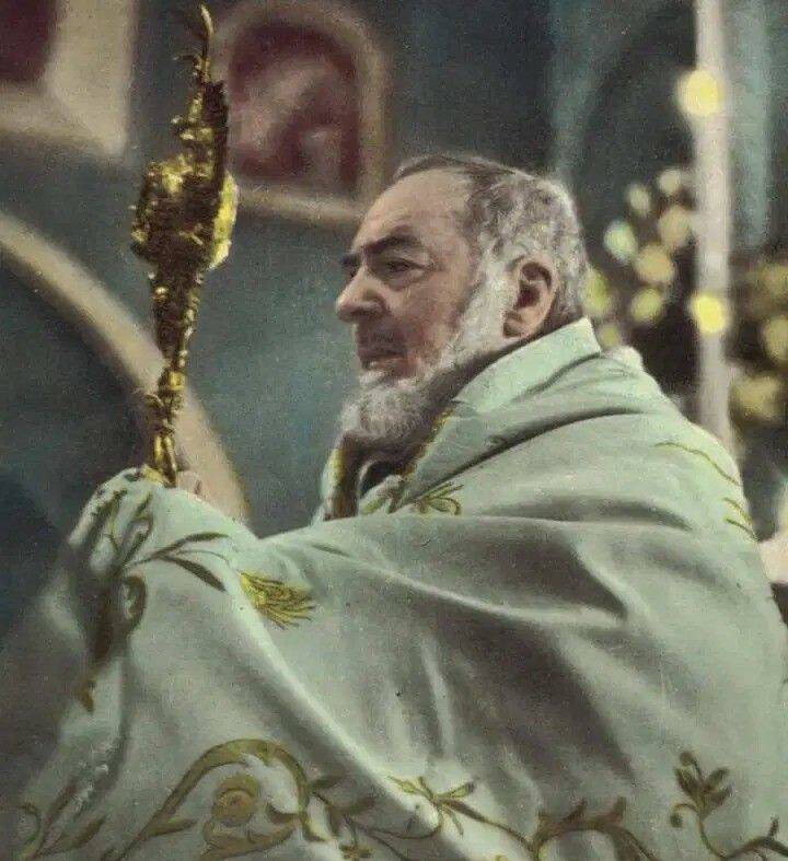 Aprenda como rezar a poderosa Oração do Padre Pio completa