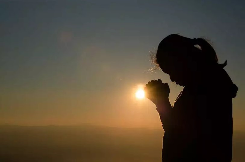 Como rezar a Oração poderosa com efeito imediato completa