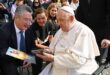 Papa Francisco recebe o DVD 'Maximiliano Kolbe e Eu' de presente do produtor da animação para jovens católicos