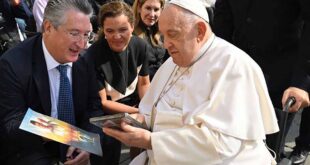 Papa Francisco recebe o DVD 'Maximiliano Kolbe e Eu' de presente do produtor da animação para jovens católicos