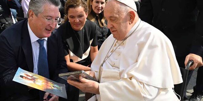 Papa Francisco recebe o DVD 'Maximiliano Kolbe e Eu' de presente do produtor da animação para jovens católicos