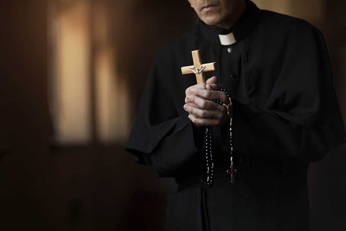 Aprenda como rezar a oração são bento água benta jesus cristo no altar completa