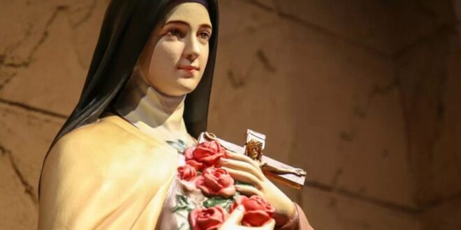 História completa de Santa Teresinha do Menino Jesus, conheça os milagres, do que ela é padroeira e protetora e como rezar sua oração