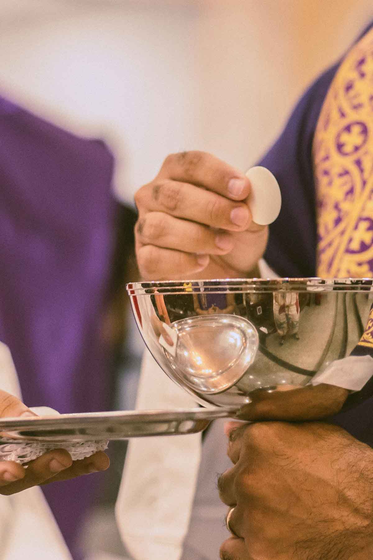 A iniciação cristã para jovens e adultos e a importância da primeira comunhão para igreja católica.