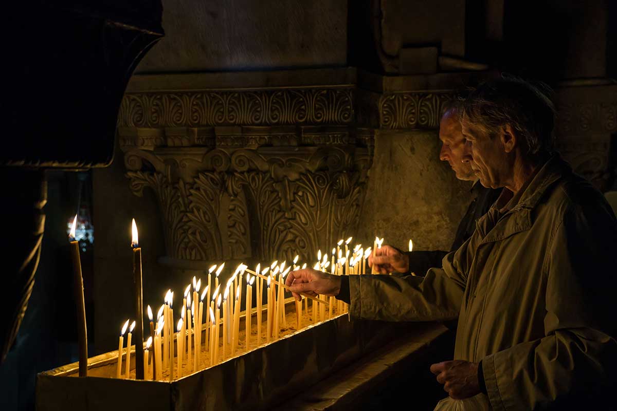 Saiba a Importância, Significado e Origem dos devotos católicos rezarem as segundas-feiras pelas almas do purgatório no Dia das Almas.